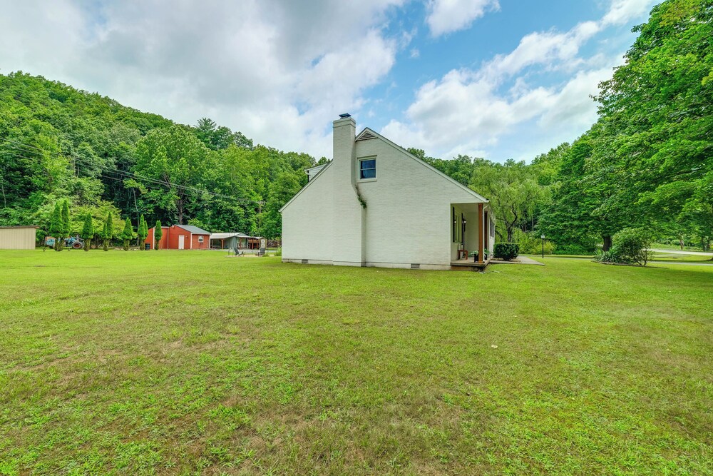 Alleghany Mountain Cottage w/ Porch & Backyard