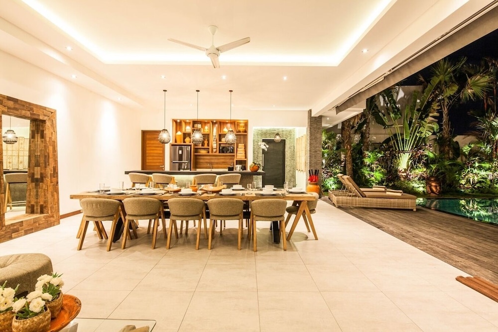 Splendid 6BR Villa, Just 400m to the Shoreline