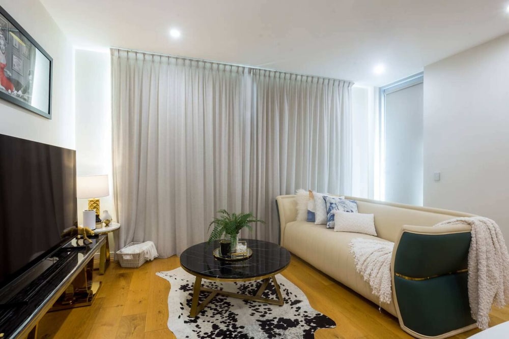 Brilliant 3 Month Corporate Rental With Balcony