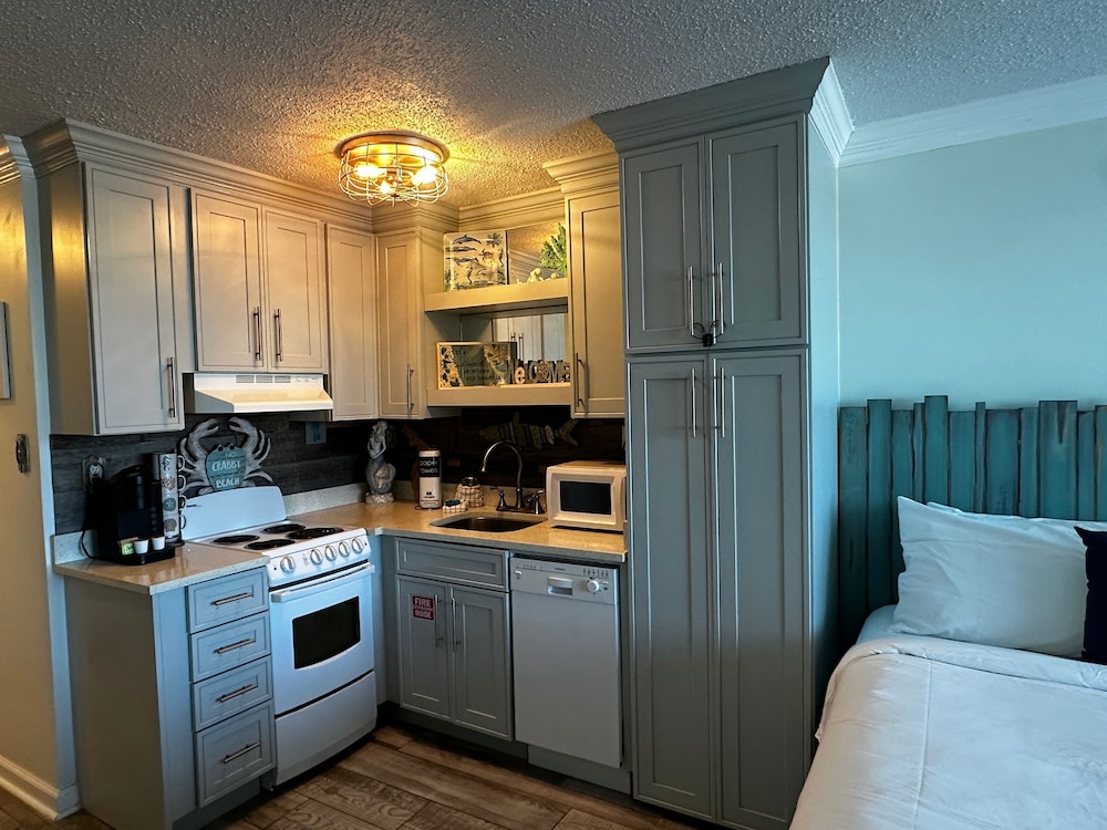 Renovated Beach Front Condo - Top of the Gulf 302