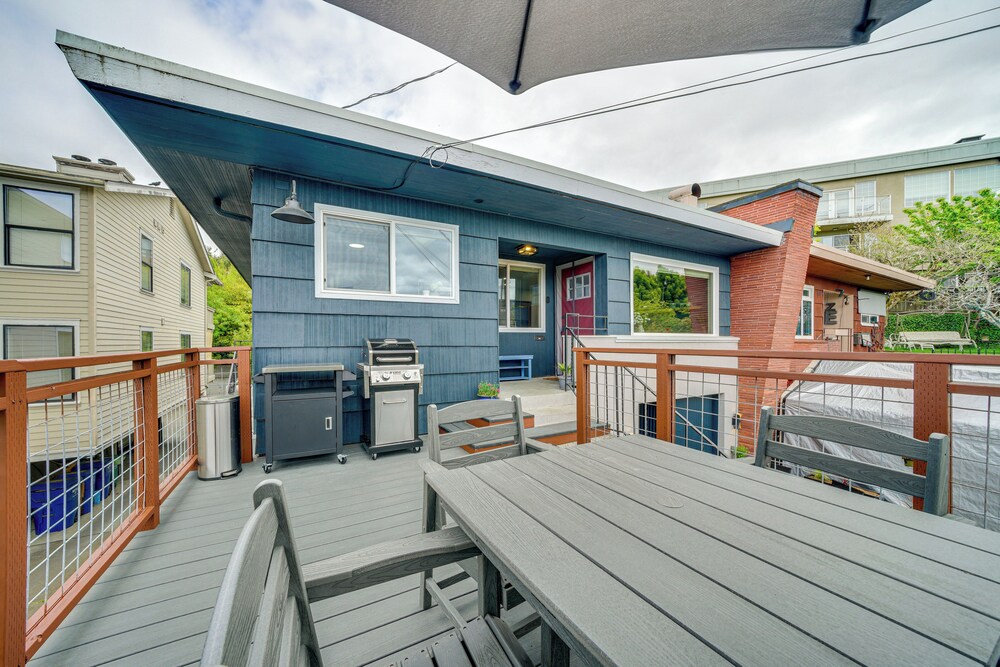 2 Blocks to Beach Park: Cozy Seattle Townhome