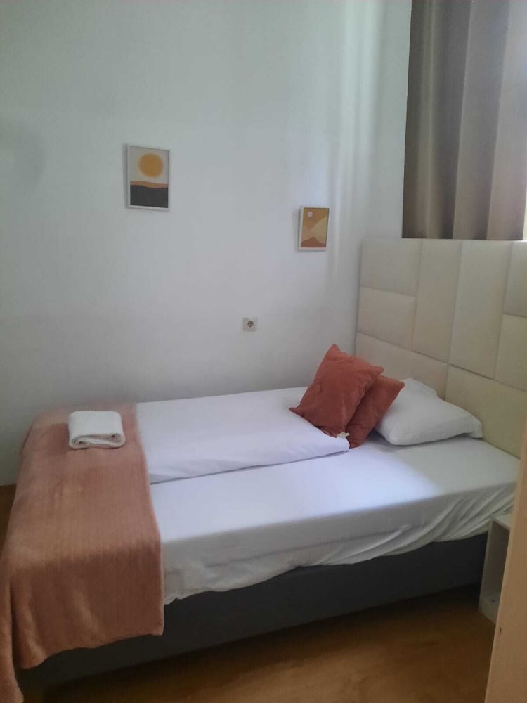 Charming 2BR Apt Prime City Spot