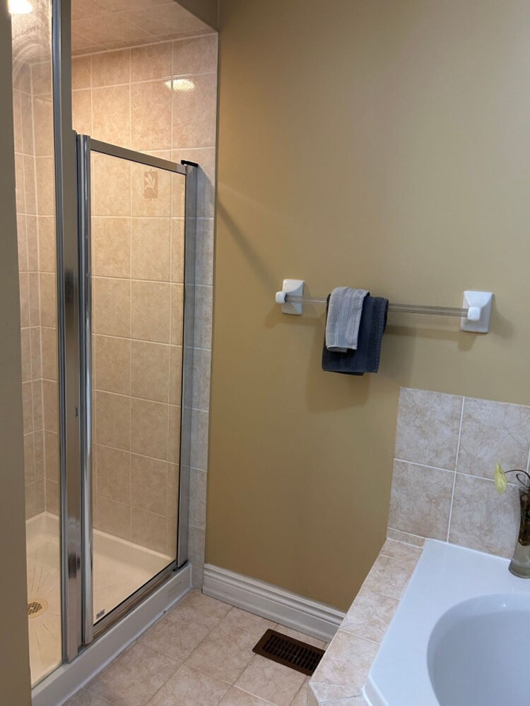 Brampton Retreat Quiet 2BR Residential Area