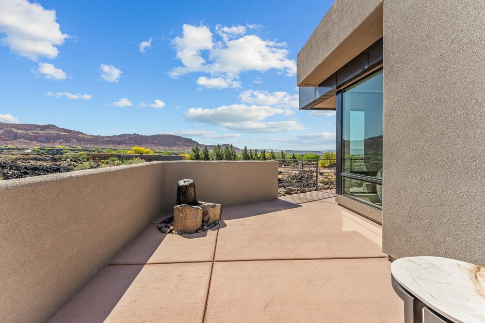 Black Desert Retreat 4 Bedroom Home