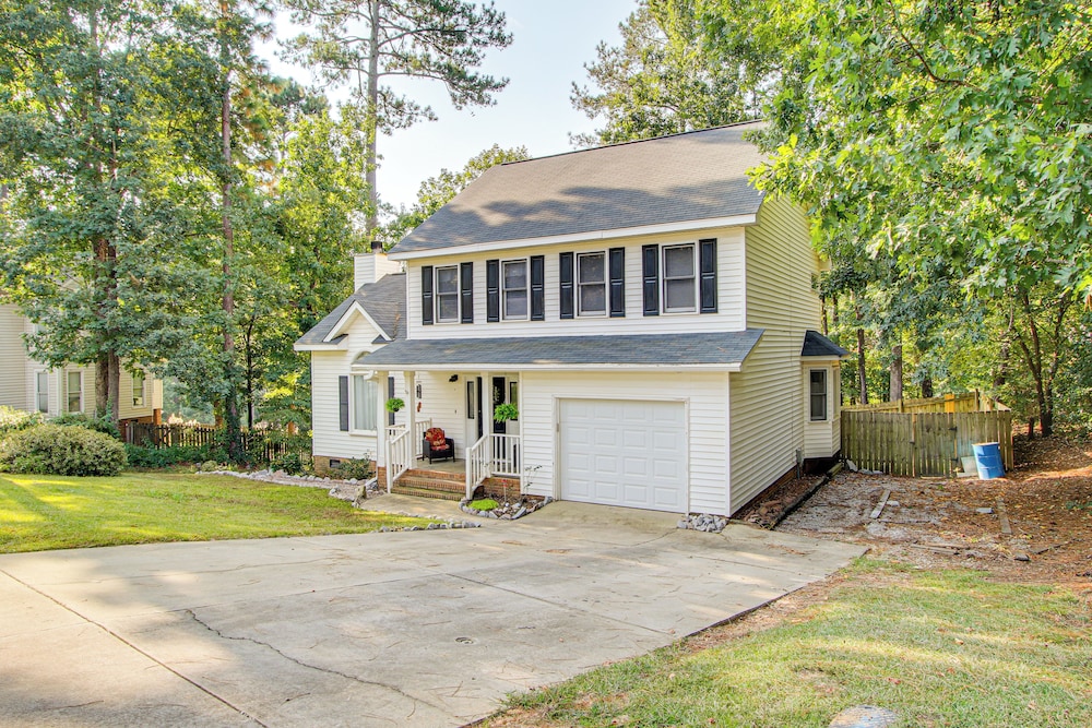 3 Mi to Marina: Quiet Getaway w/ Deck in Lexington