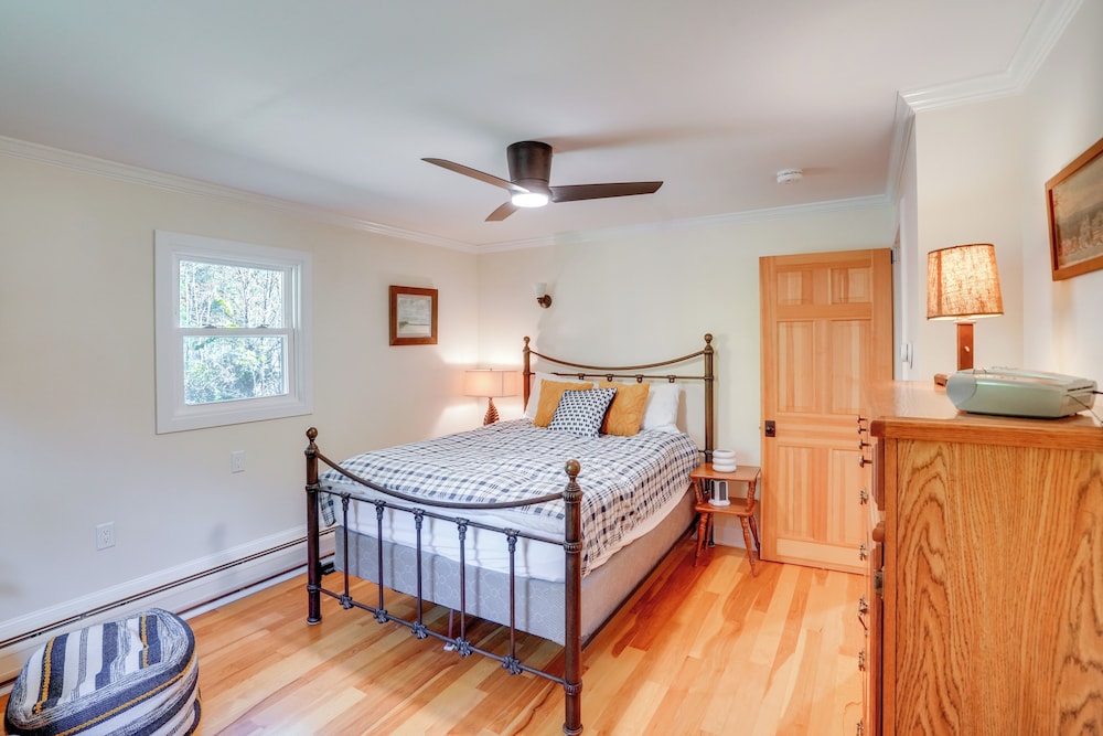 1 Mi to Dtwn: Cottage w/ Large Yard in Stockbridge