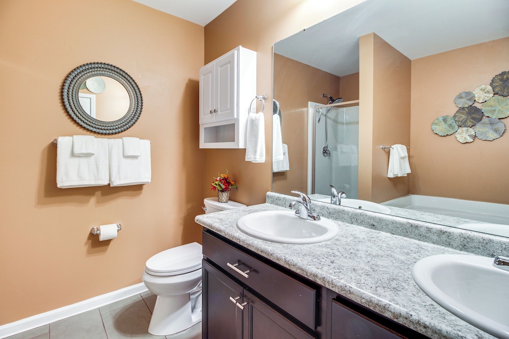 1 Mi to Shopping District: Chic Springfield Home