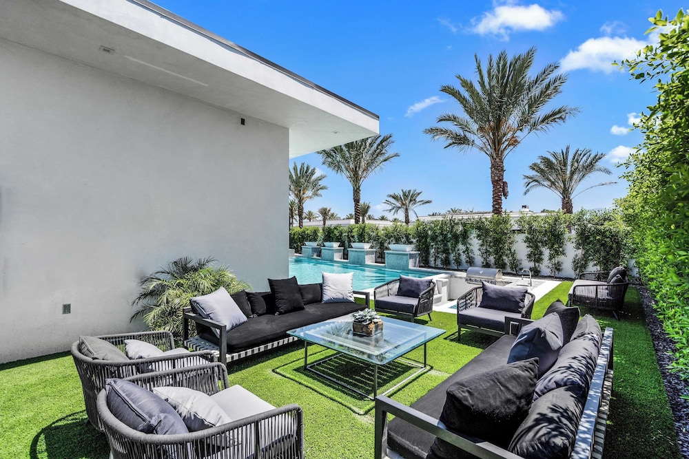 Sleeps 20 Pool & Pickleball Villa Near Golf, Dining & Fun Bravo Villa #2 by Avantstay