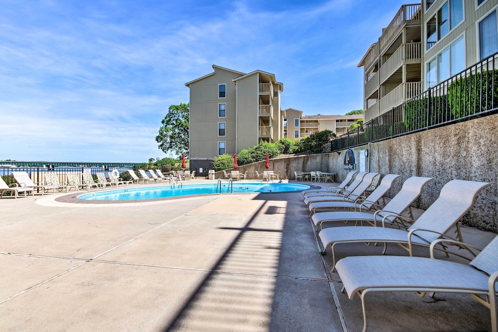 Lakefront Osage Beach Condo w/ Balcony & Pool