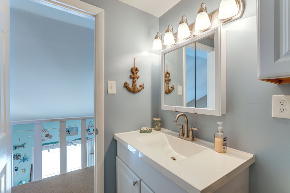 Walk to Public Beach: Bayfront Jersey Home w/ View