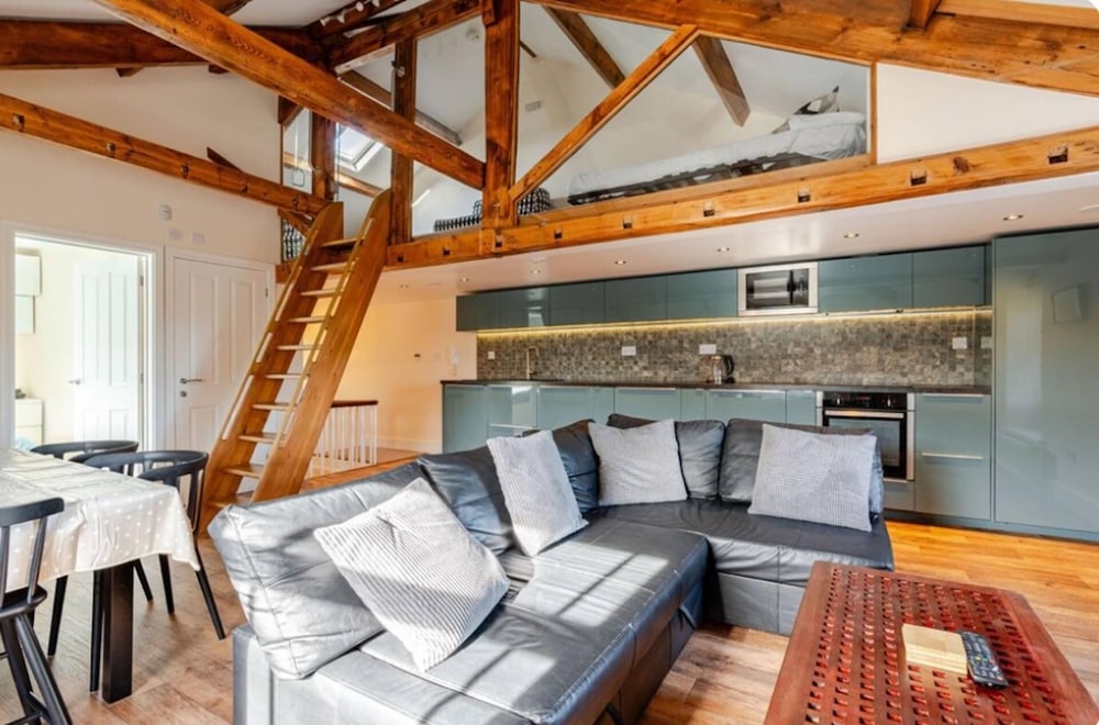 Sedbergh Penthouse - Kingbed - Tv - Wifi view 2
