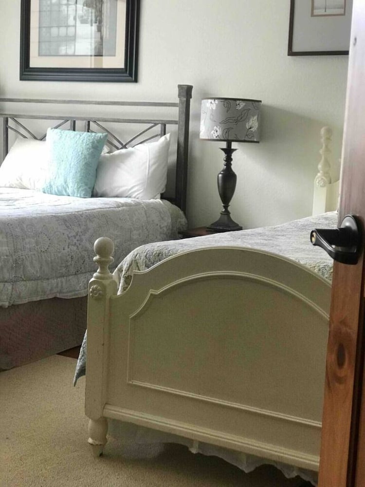 Spectacular 4BR Mountain Home Sleeps 12