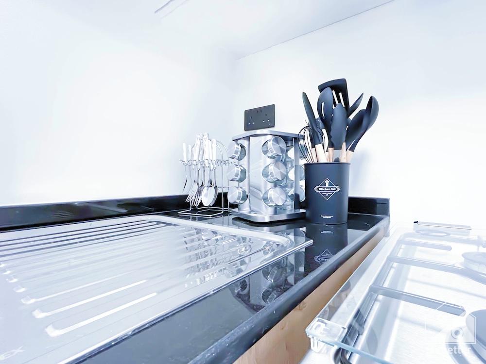 Luxury 1-br Villa in Rukan: Dubai Skyline Views!