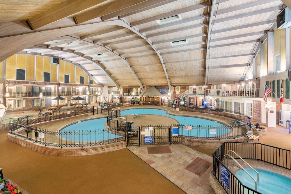 Burlington Vacations - Howard Johnson by Wyndham Burlington - Property Image 12