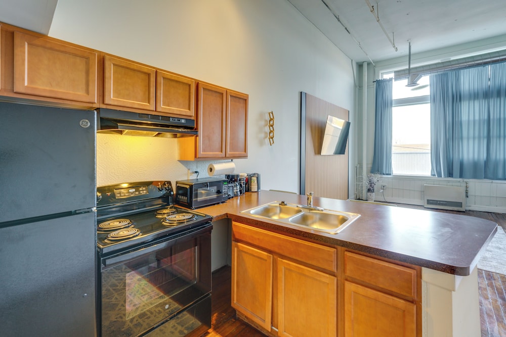 Steps to Riverwalk! City-view Condo in Corktown