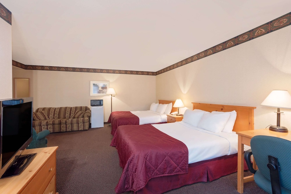 North Bay Vacations - Ramada by Wyndham Pinewood Park Resort North Bay - Property Image 21