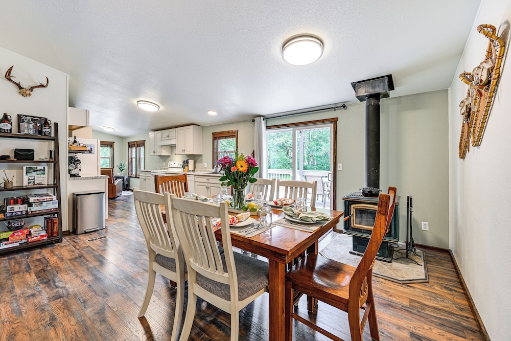 Gateway to Mt Rainier: Riverfront Haven w/ Hot Tub