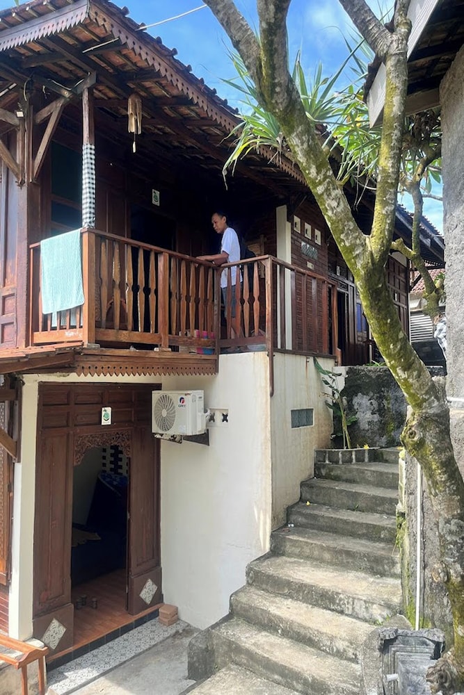 Karlie Inn