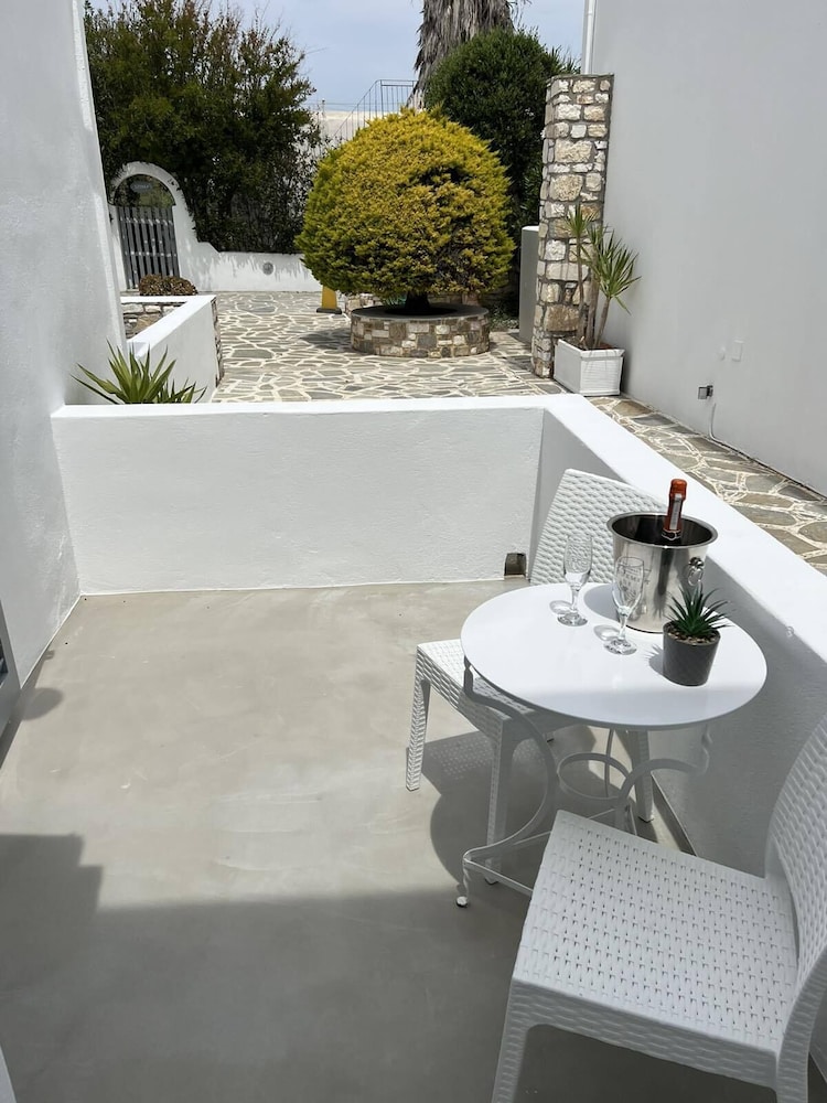 Zoumis Residence