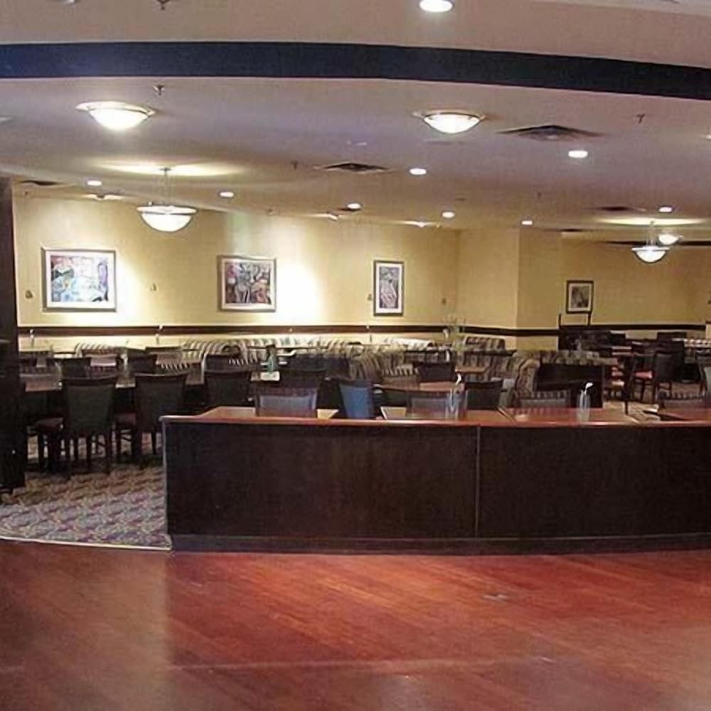 Richmond Vacations - Akaza Hotel Richmond - Property Image 9
