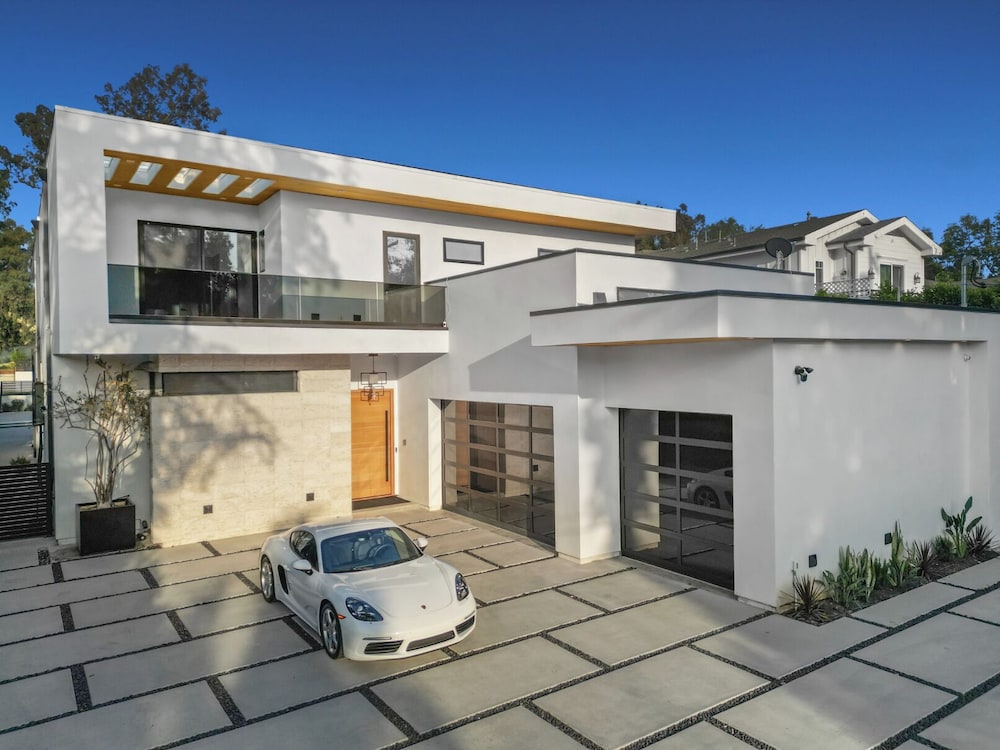Melvin - Modern Contemporary Estate w/ Backyard + Pool & Spa