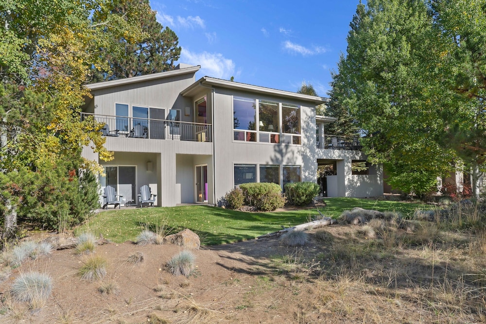 11 Tournament 5 Bedroom Home by RedAwning