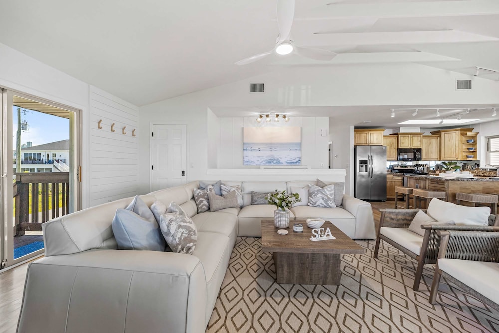 Oceanfront Steps to Sand Deck Pets Welcome