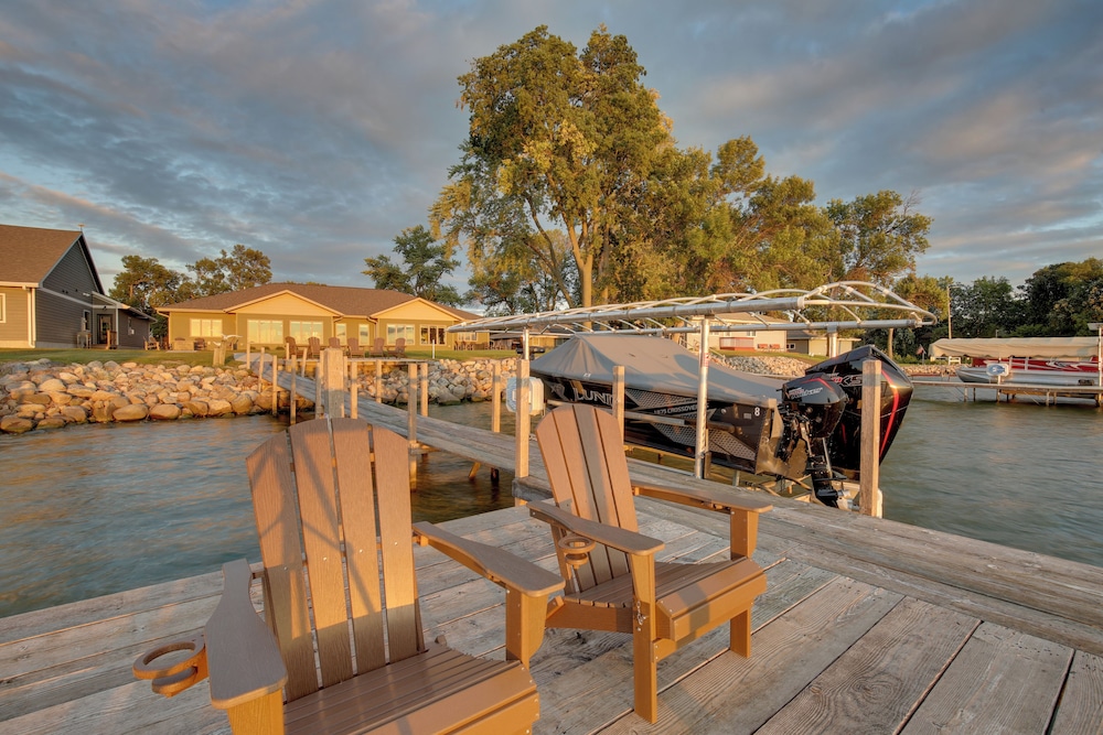 Game Room + Views: Family Retreat on Silver Lake