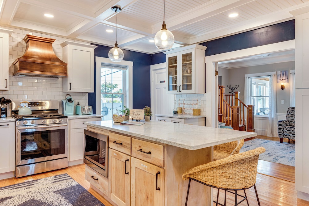 Hot Tub & Fireplace: Coastal Getaway in Maine