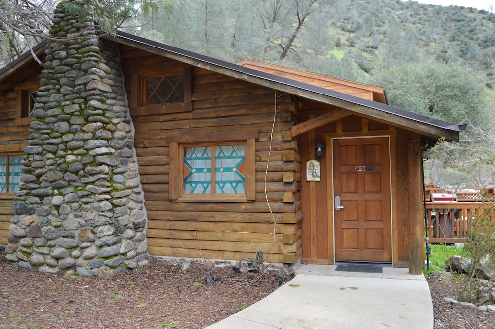 Red Bud Lodge