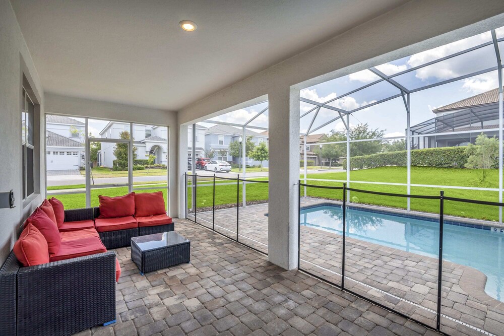 Luxurious, Grand Home, Themed Bedrooms and Large Pool Area #8cg099 - Image 5