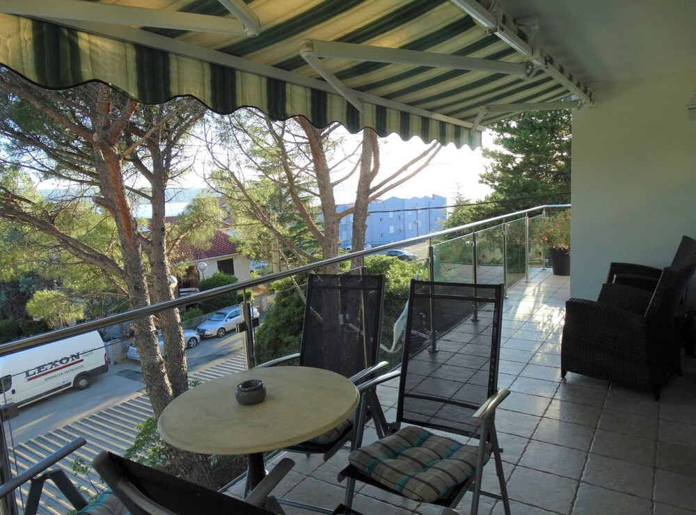 Selce Shorefront Apartment With Balcony and Sea View