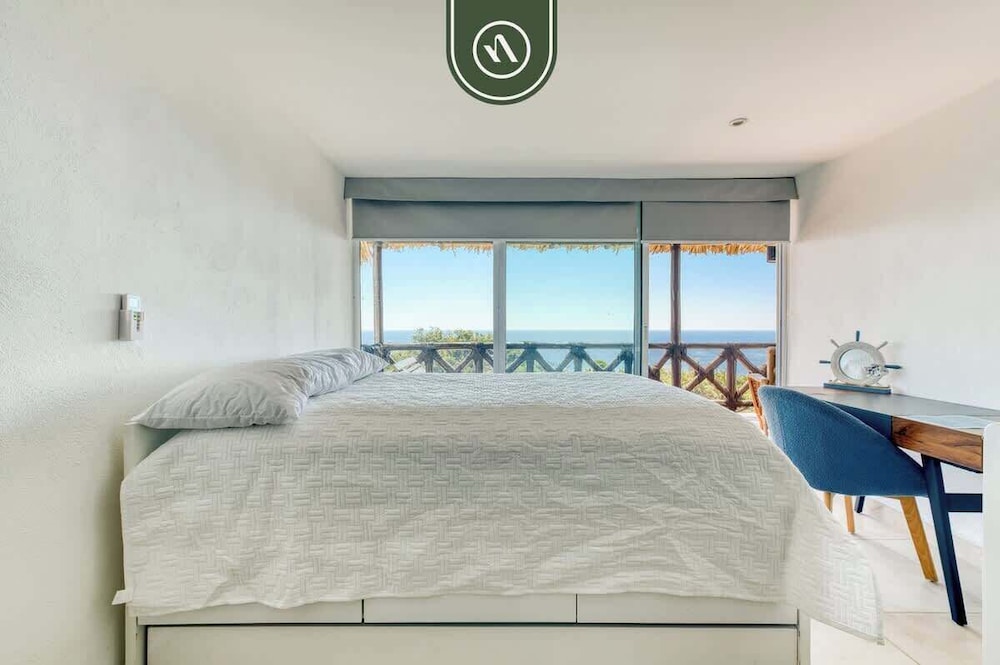 Amazing 3 BR Penthouse With Beachclub