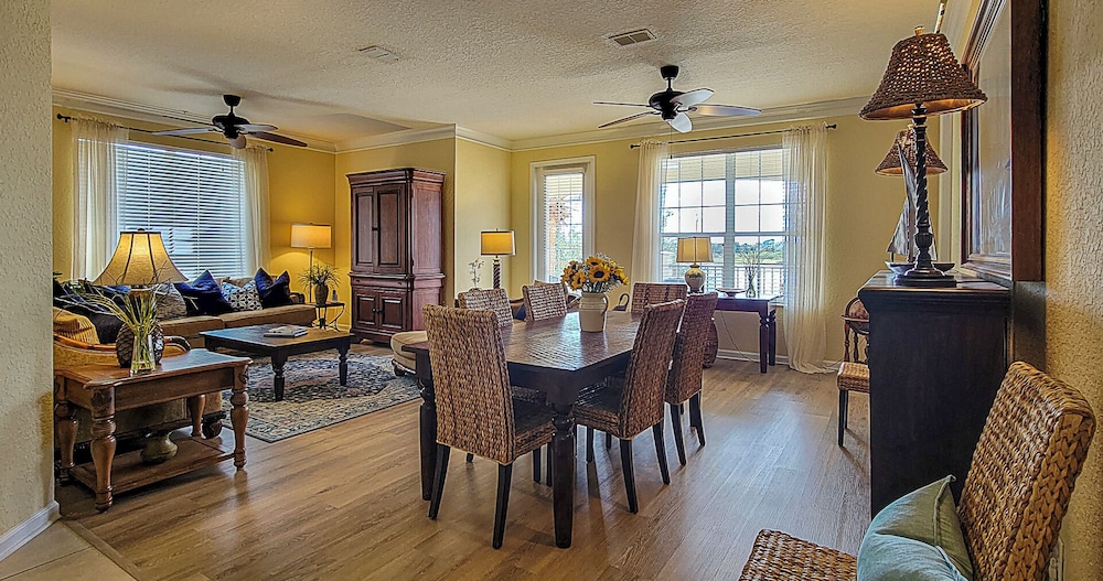 Gorgeous 3 Bed Lakeview, Vista Cay - 1010