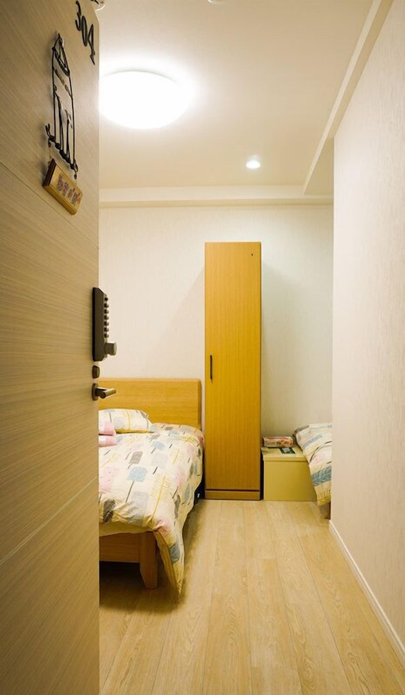 Breeze Shortstay Female Only