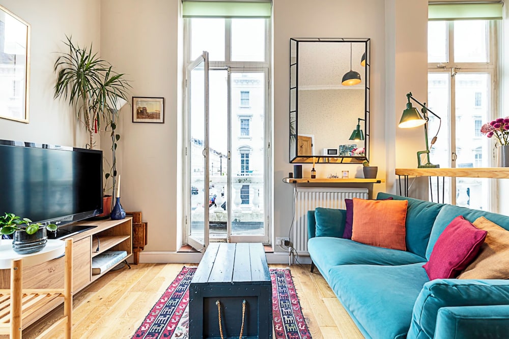 Beautiful Two Bedroom Abode Near Victoria