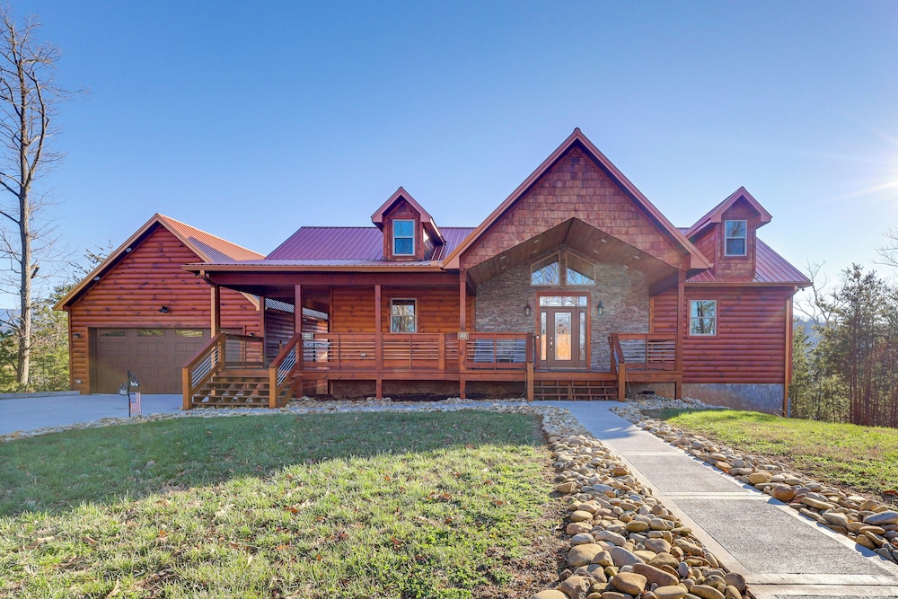 Majestic Mountain Views: Sevierville Escape!