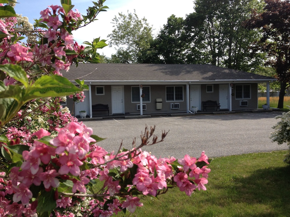 Westhampton Seabreeze Motel
