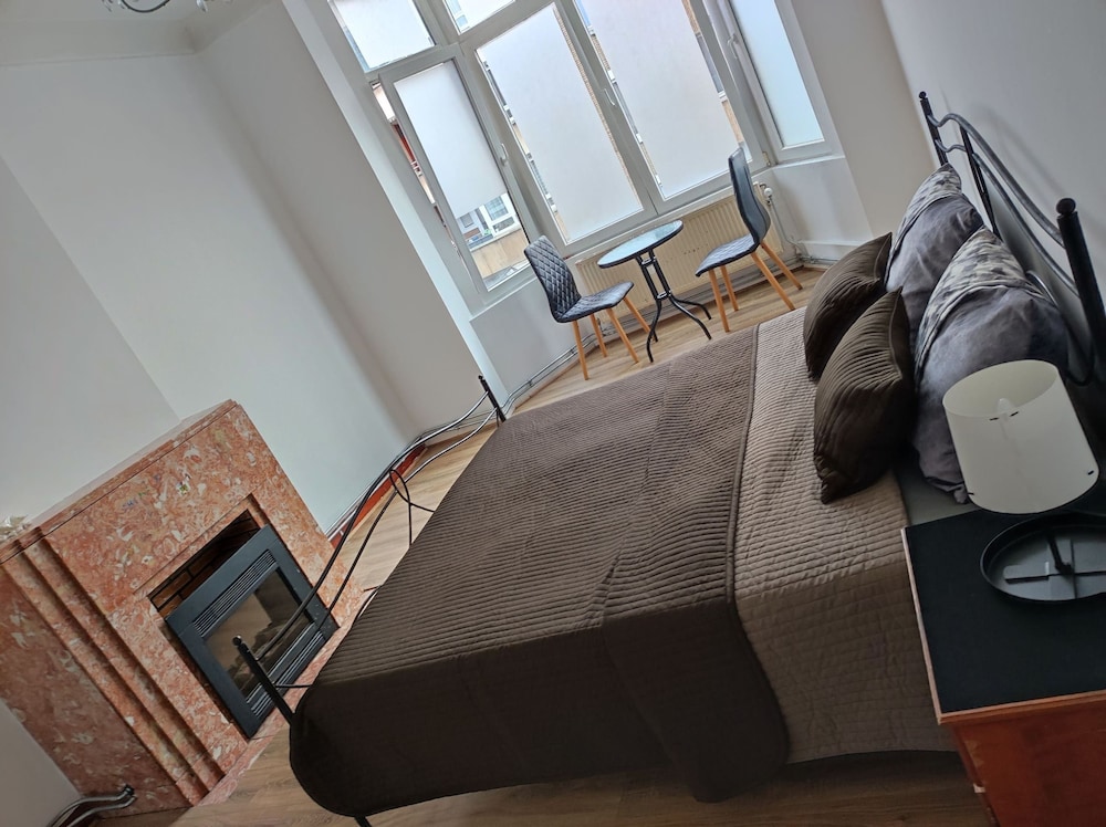 Room in B&B - Spacious Room With Beautiful View of the Koekelberg Basilica