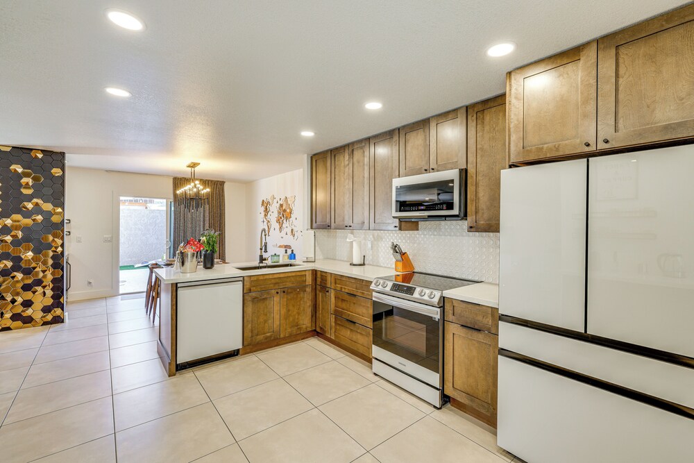 Modern Scottsdale Townhome w/ Heated Pool Access