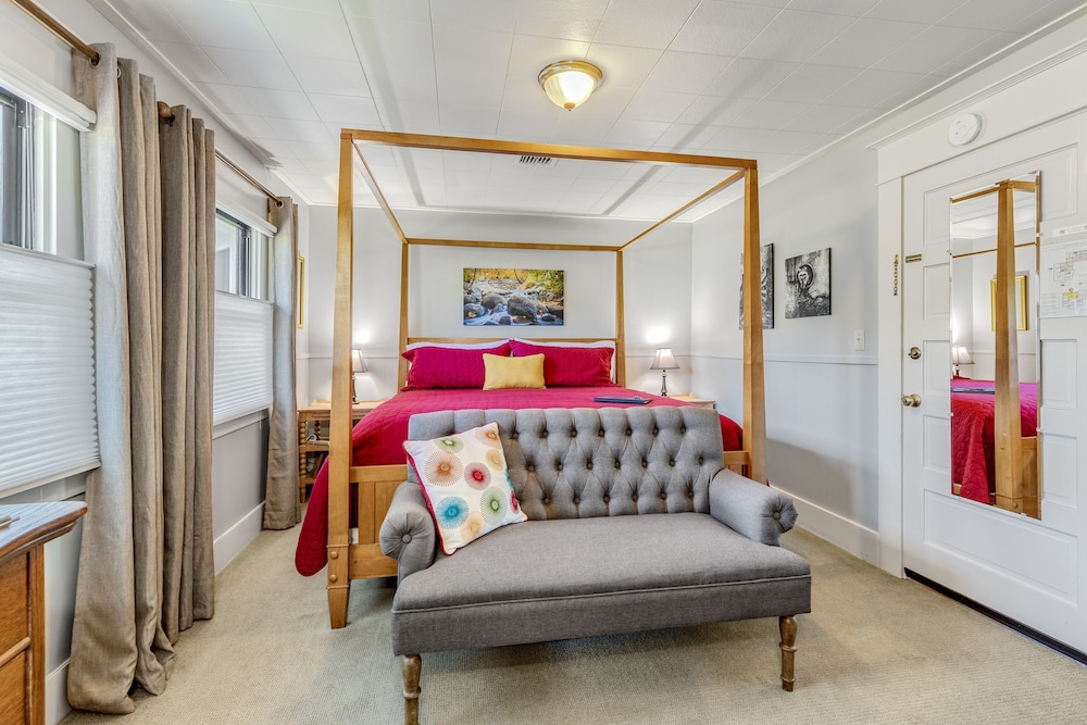 Ashland Vacations - Oak Hill Bed Breakfast - Property Image 11