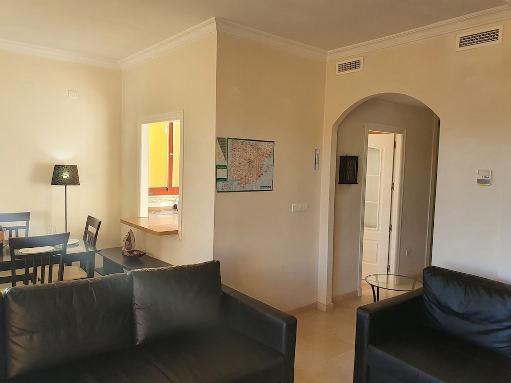 3 Bed Penthouse - Sleeps 8 - Pool - Sea View