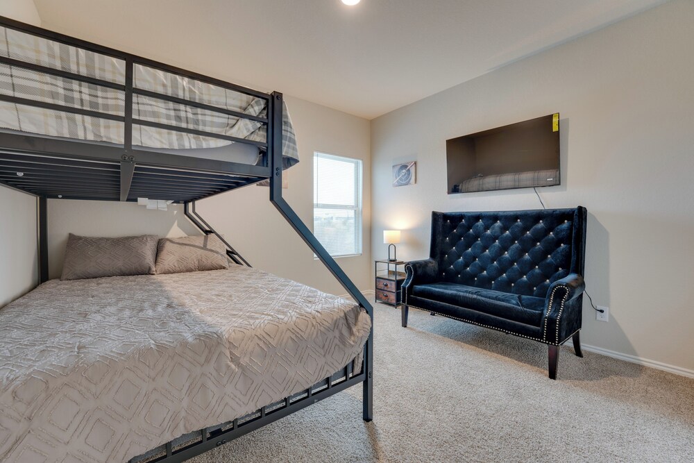 6 Mi to Lackland Afb: Hot Tub, Pool & Game Room!