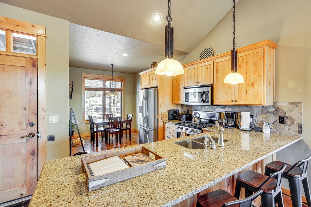 Mountain-view Cabin Near Trails in Powell Butte!