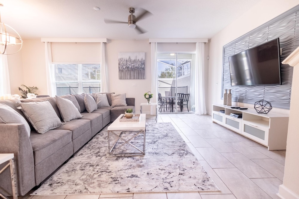 8967 CC - Cozy 5 Bed Home With Private Pool