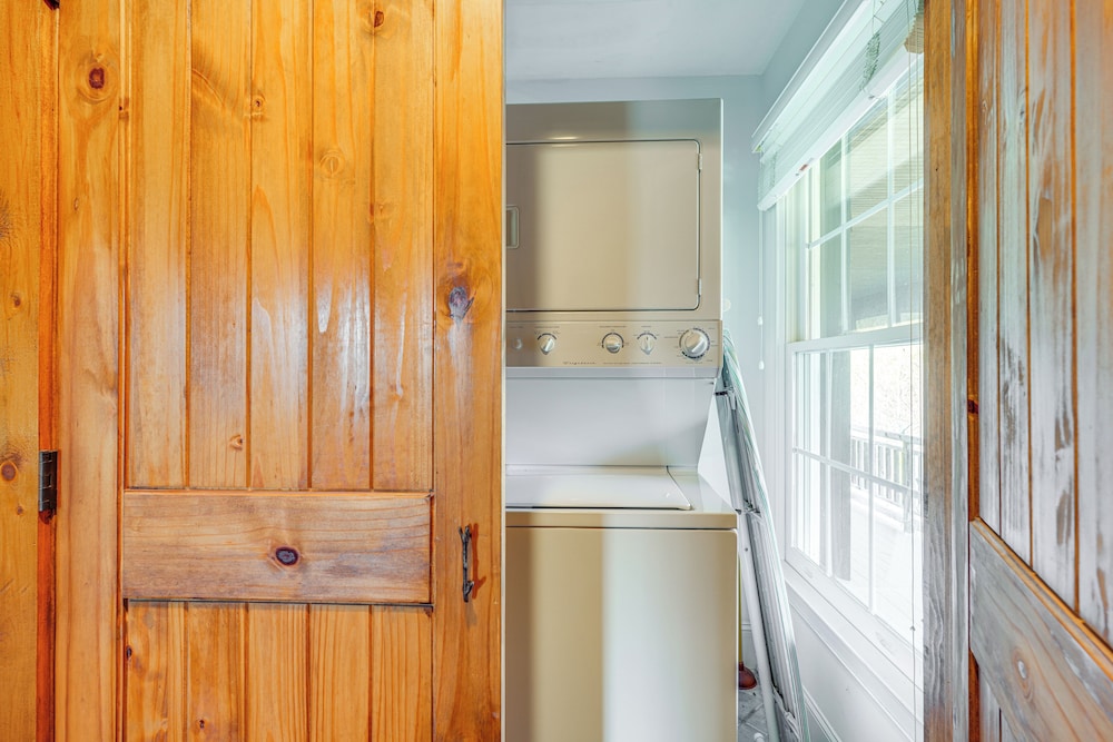 Private Hot Tub: 'bays View Lodge' in Kingsport!