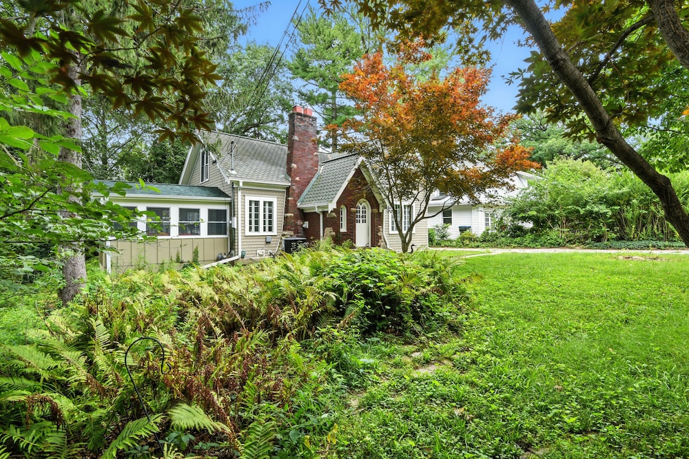 Charming Manville Heights Cottage Retreat 3 Bedroom Home