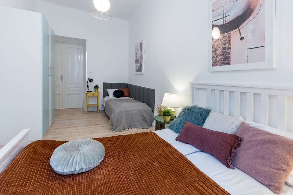 FriendHouse Apartments