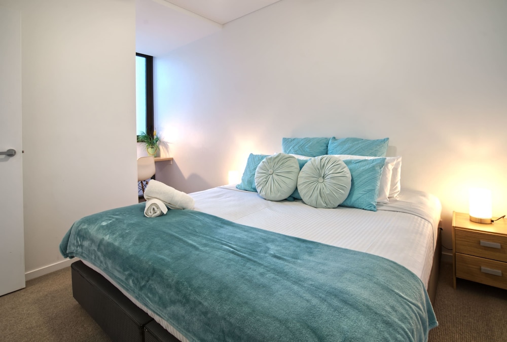 2BR Food Drink Hub Pool Parking Gym Rooftop