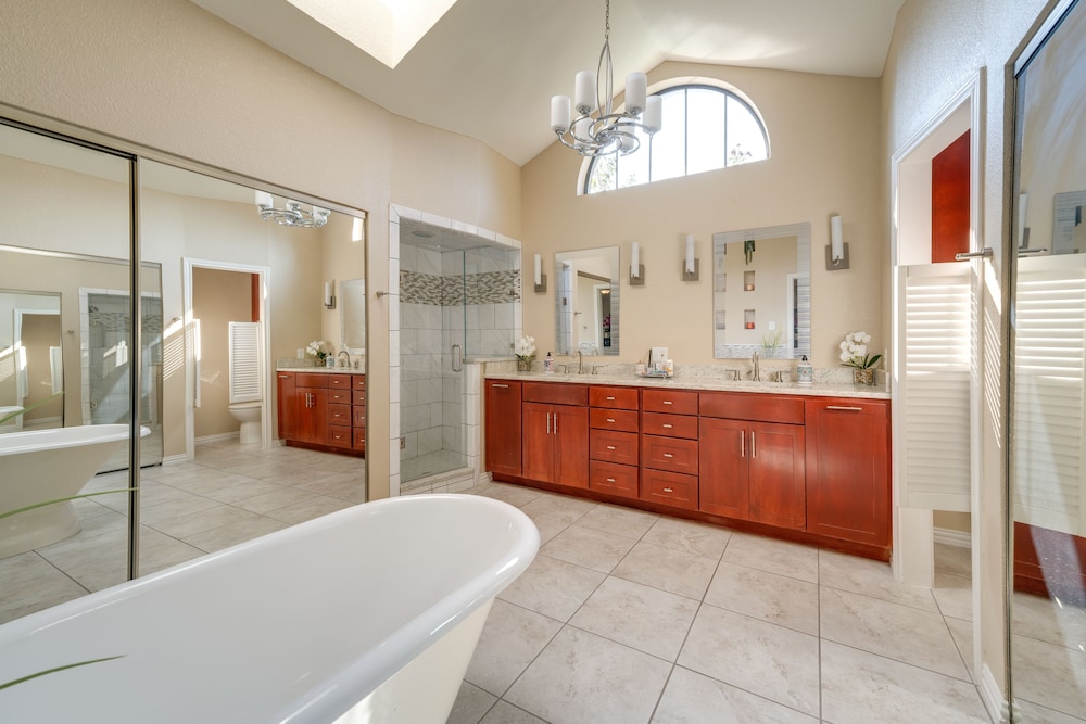 Spacious Garland Home w/ Pool, 17 Mi to Dallas view 2